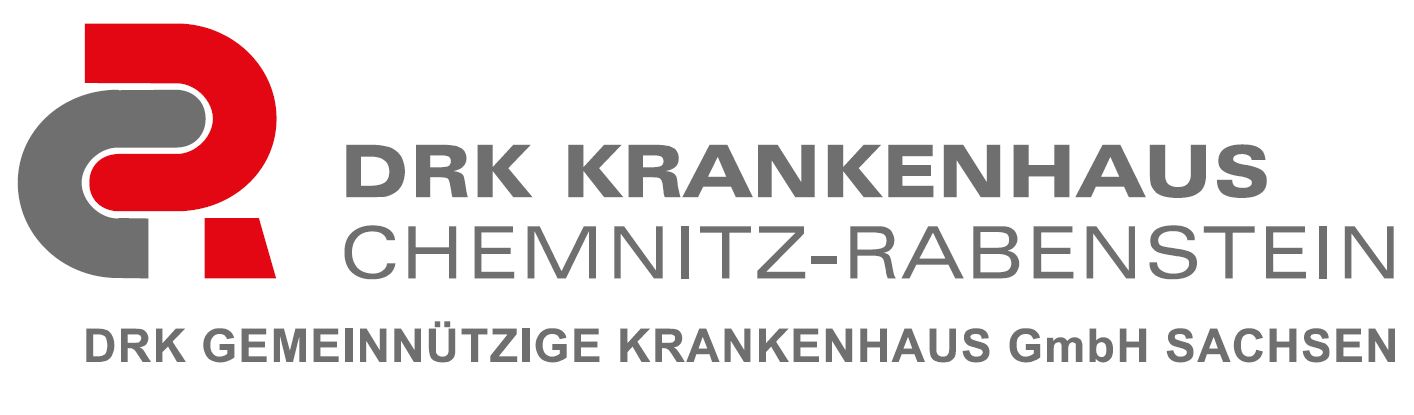 Das Logo des DRK Krankenhaus Chemnitz Rabenstein ist überwiegend in grauer Schrift gehalten, von einem roten Zeichen auf der linken Seite abgesehen. 