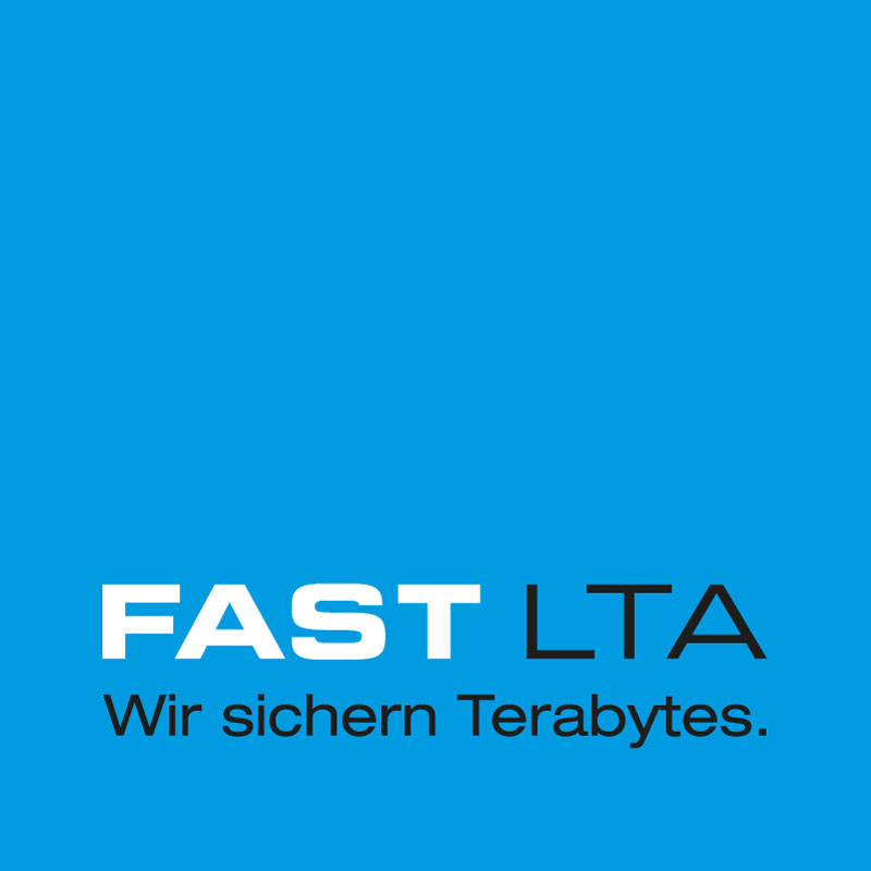 Auf einem blauen Viereck steht FAST LTA geschrieben. 